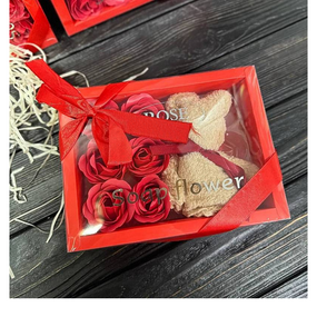 Ароматне мило у вигляді троянд та м'який рушник, у наборі 6 червоних троянд та рушник у вигляді ведмедика