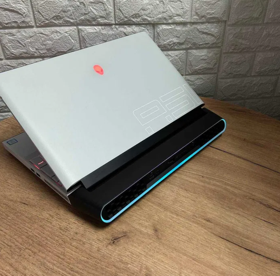 Ноутбук Dell Alienware Area 17,3" 144Hz i7 9700K 32Gb SSD 256Gb+HDD RTX 2080 Б/В | Зображення 4