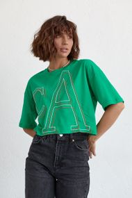 Укорочена жіноча футболка з вишитими літерами - зелений цвет, L/XL (є розміри)