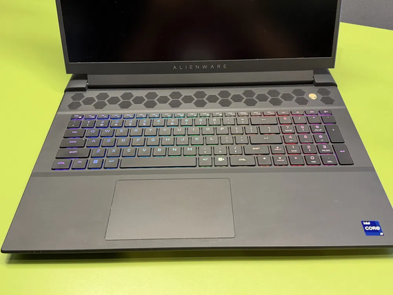 Ігровий ноутбук Dell Alienware m18 R2 / 18" (2560x1600) IPS / Intel Core i9-14900K (24 (32) ядра по 2.4 - 6.0 GHz) / 32 GB DDR5 / 1000 GB SSD / nVidia GeForce RTX 4070, 8 GB GDDR6, 128-bit / WebCam б/в | Зображення 2