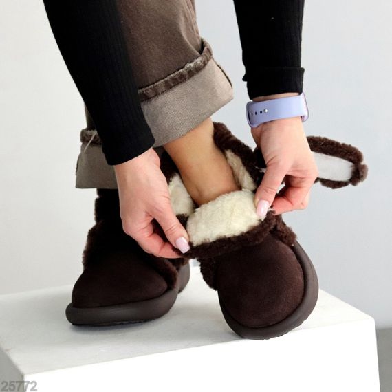 Удобные теплые замшевые зимние шоколадные ботинки на липучке