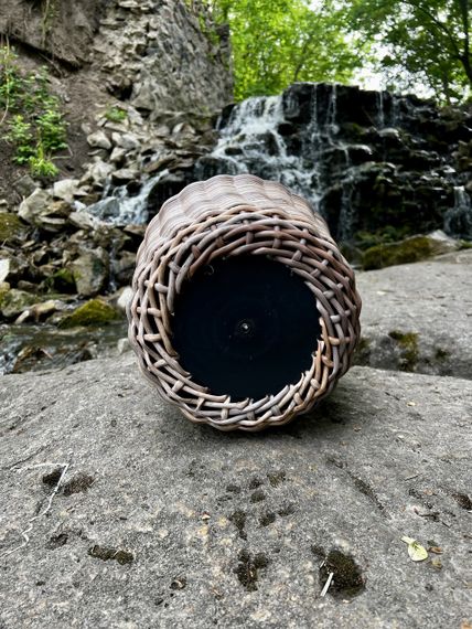 Кашпо зі штучного ротангу ручної роботи “Світанкова Лоза”, обʼєм 10 л — підвазонник для дому, саду, тераси | Зображення 2