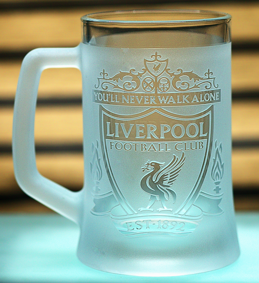 Пивной бокал 670 мл Liverpool с гравировкой подарок для фаната ФК Ливерпуль футбольная кружка