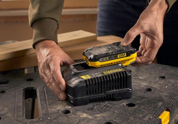 Зарядний пристрій та 2 акумулятори 18В STANLEY FATMAX SFMCB12D2 | Зображення 2