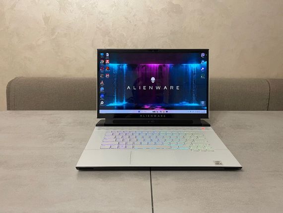 Игровой ноутбук Dell Alienware 15 R3 / 15.6" (3840x2160) OLED / Intel Core i9-10980HK (8 (16) ядер по 2.4 - 5.3 GHz) / 32 GB DDR4 / 512 GB SSD / nVidia GeForce RTX 2080 Super Max-Q, 8 GB GDDR6, 256-bit / WebCam б/у + Подарок Проводная мышь / USB | Зображення 1