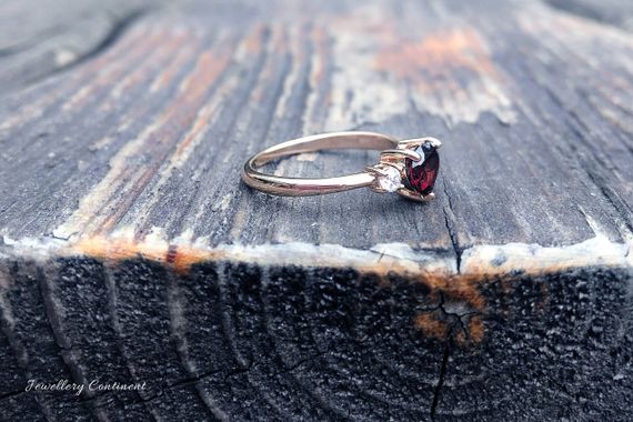 Женское золотое кольцо с гранатом в форме сердца 17.5 | Зображення 5