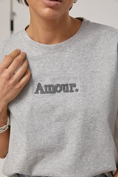 Вільна однотонна футболка з вишитим написом Amour - сірий цвет, ONE SIZE (є розміри) | Зображення 3