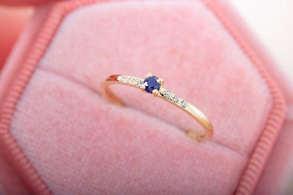 Кольцо из желтого золота с сапфирами и бриллиантами 17.5 | Зображення 6