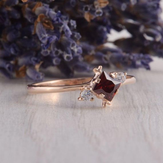 Кольцо из красного золота с гранатом 21.5 | Зображення 1