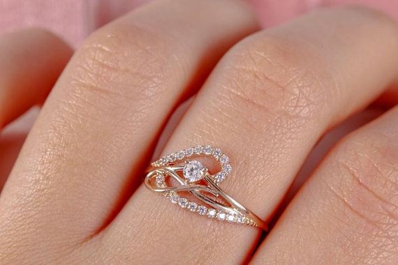 Женское кольцо из красного золота с фианитами 18 | Зображення 1