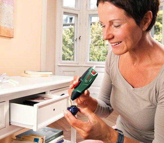 Пистолет клеевой Bosch GluePen аккумуляторный, 3.6 В*1.5 Ач, O стержня 7 мм, 0.14 кг (0.603.2A2.020) | Зображення 9