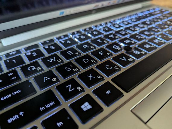 Ультрабук HP EliteBook 840 G8 / 14" (1920x1080) IPS / Intel Core i7-1185G7 (4 (8) ядра по 3.0 - 4.8 GHz) / 16 GB DDR4 / 512 GB SSD / Intel Iris Xe Graphics / WebCam / TouchID / Windows 11 б/в + Подарунок Бездротова миша / USB | Зображення 6