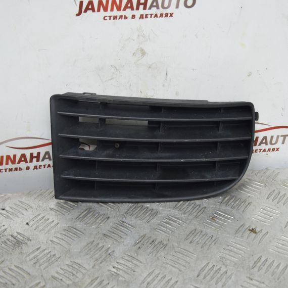 Решітка бампера права Volkswagen Golf V 2003-2009 Решітка радіатора передня Фольксваген Гольф 1K0853666