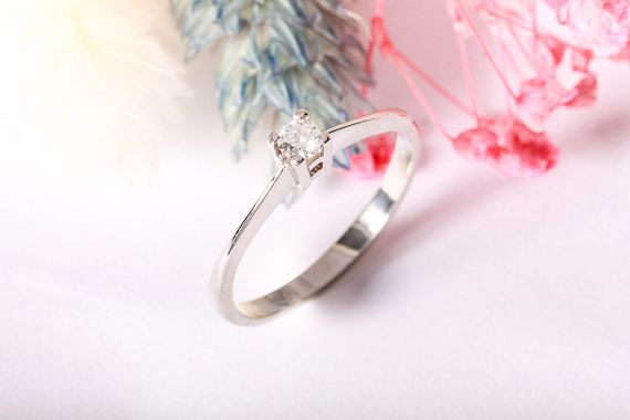 Золотое кольцо с бриллиантом 18