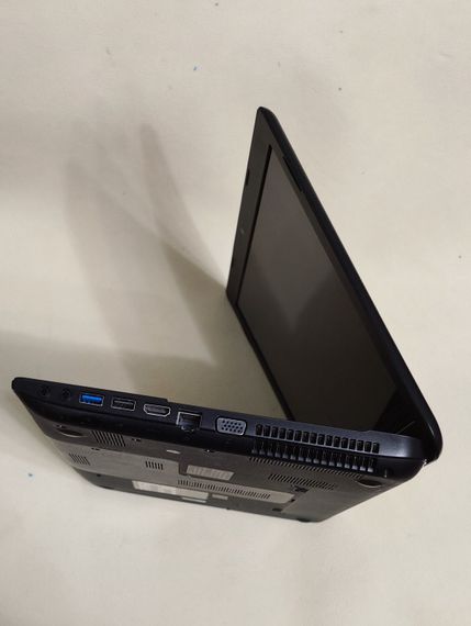 Ноутбук Toshiba Satellite C55 / 15.6" (1366x768) TN / Intel Core i3-3110M (2 (4) ядра по 2.4 GHz) / 8 GB DDR3 / 128 GB SSD / Intel HD Graphics 4000 / WebCam / DVD-ROM б/в | Зображення 5