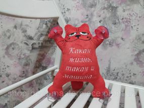Игрушка кот Саймона в машину c вышивкой красный "какая жизнь такая и машина" 05240
