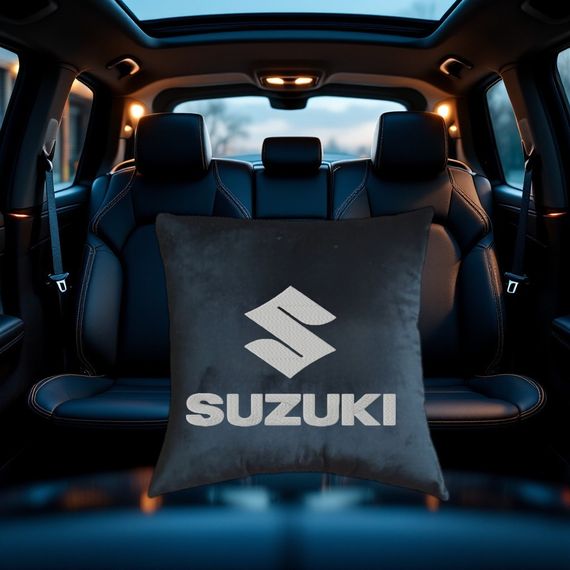 Авто Подушка c вишивкою логотипу марки Сузукі Suzuki чорний автомобілісту 02223