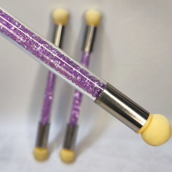 Аеропуфінг для дизайну нігтів з фіолетовими стразами