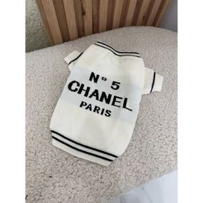 Брендовый свитер для собак CHANEL с черным логотипом на спине, белый
