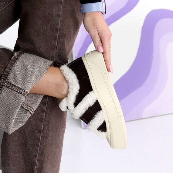 Шоколадные спортивные замшевые зимние автоледи на бежевой подошве | Зображення 5