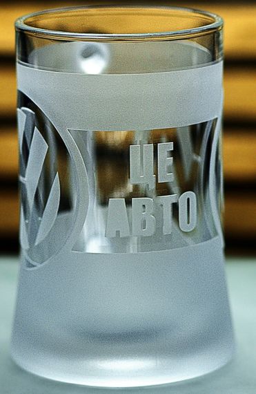 Пивний кухоль Volkswagen Фольксваген 670 мл з гравіюванням Подарунок автолюбителю  Келих з логотипом авто та легендарний слоган | Зображення 4