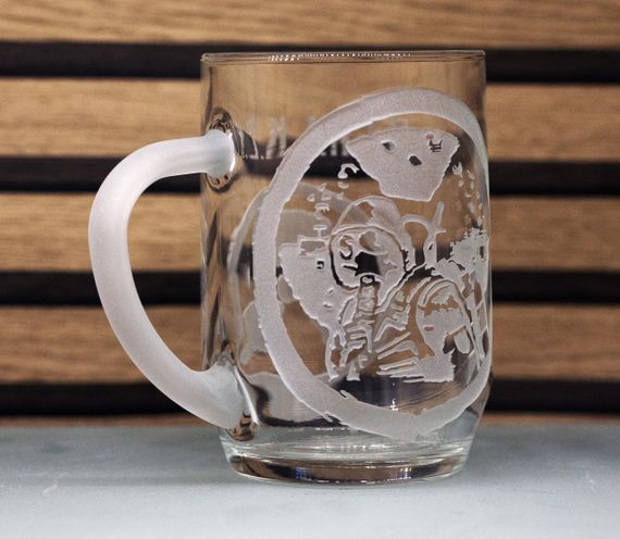 Подарочный бокал для пива 570 мл с гравировкой  игры лого Сталкер 2 S.T.A.L.K.E.R. 2 | Зображення 4