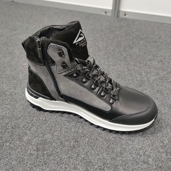 Ботинки зимние на белой подошве 41 размер.