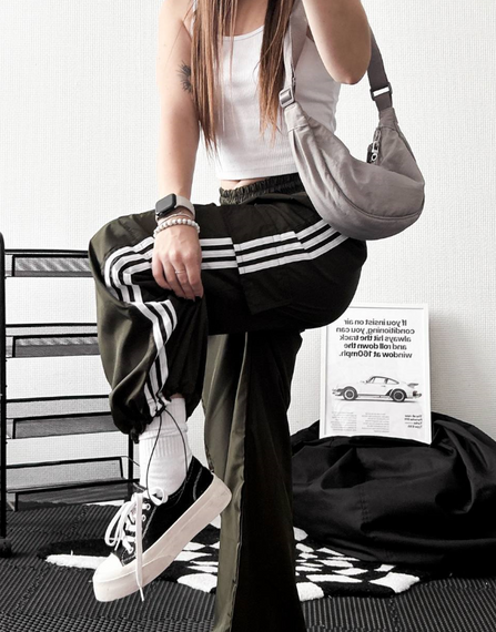 Женские брюки из плащевки карго с лампасами и накладными карманами SSH133 цвет хаки, onesize 42/46 | Зображення 3