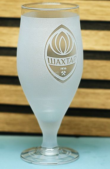 Пивний келих 500 мл ФК Шахтар Донецьк на ніжці з гравіюванням  подарунок кружка фанату футболу | Зображення 1