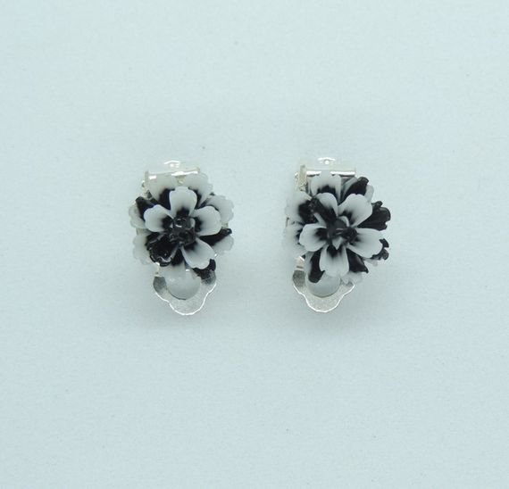 Кліпси-сережки дитячі Liresmina Jewelry у вигляді квітки "Еклерчик" чорнобілі, 1.2 см | Зображення 1