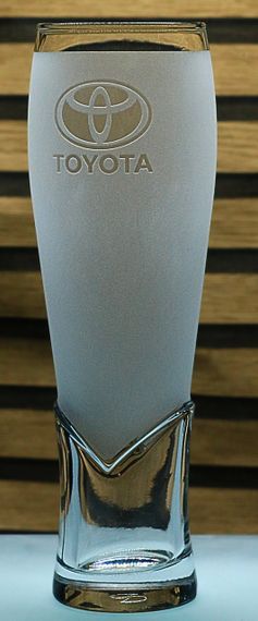 Пивний крафтовий келих 440 мл з гравіюванням Toyota подарунок для автолюбителя  кухоль для пива з логотипом авто | Зображення 2