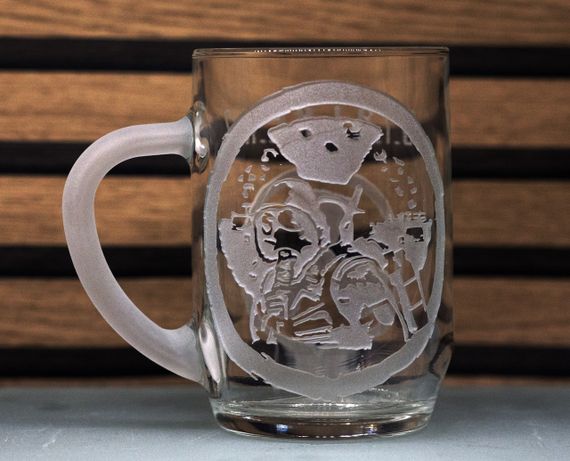 Подарочный бокал для пива 570 мл с гравировкой  игры лого Сталкер 2 S.T.A.L.K.E.R. 2