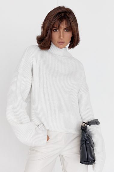 Однотонный женский свитер oversize фасона молочный цвет M