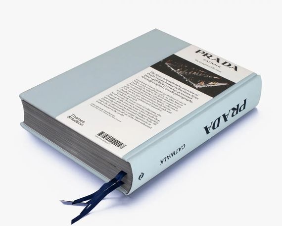 Книга про колекції Прада Prada Catwalk: The Complete Collections. Susannah Frankel історія моди з ілюстраціями | Зображення 6