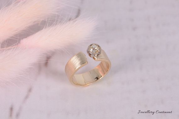 Кольцо из желтого и белого золота с фианитом 19..5