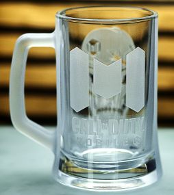 Пивний кухоль 660 мл Call of Duty з гравіюванням лого Подарунок геймеру КОЛ оф дьюті Mobile Ігровий келих для фанатів шутерів