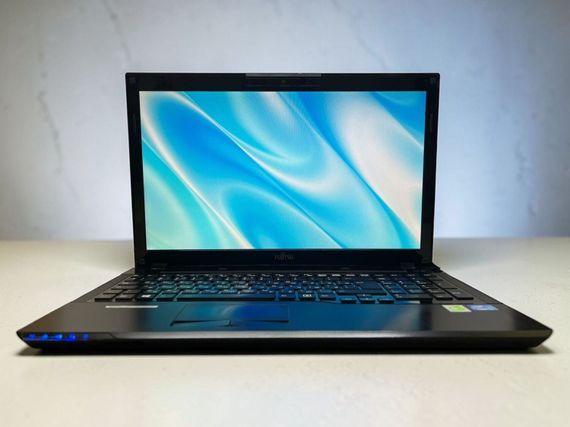 Ноутбук Б-класс Fujitsu LifeBook AH552 / 15.6" (1366x768) TN / Intel Core i3-3120M (2 (4) ядра по 2.5 GHz) / 8 GB DDR3 / 500 GB HDD / Intel HD Graphics 4000 / WebCam б/у | Зображення 1