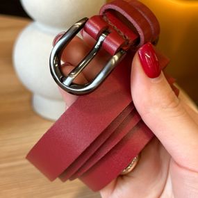 Шкіряний жіночий ремінь червоного кольору 4711