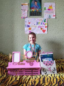 Медальниця для художньої гімнастики, іменна з поличкою, дерев'яна, тримач для медалей, медальниці