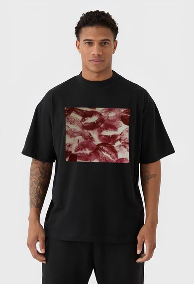 Футболка з мерчем