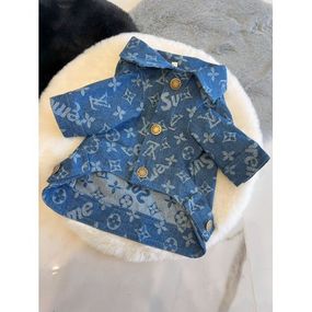 Брендовая джинсовая курточка для собак Louis Vuitton Supreme с белыми логотипами, голубой