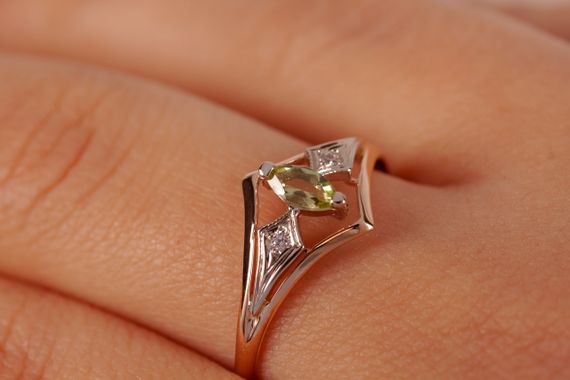 Кольцо из красного и белого золота с хризолитом 18.5 | Зображення 9