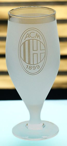 Пивной бокал 500 мл ФК Милан AC Milan на ножке с гравировкой подарок кружка фаната футбола