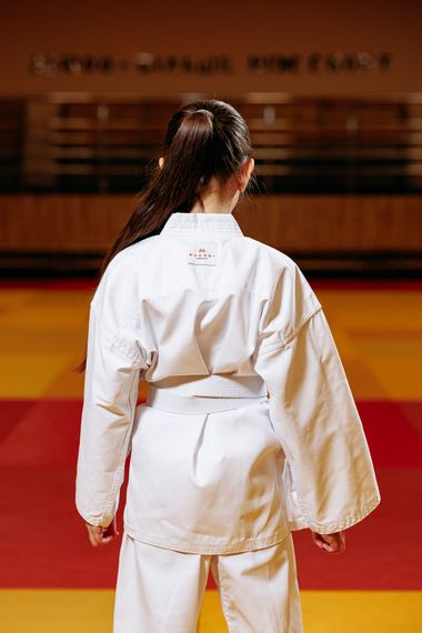 Біле дитяче кімоно для дівчаток, карате, TM BUDOGI, зріст 120 см, щільність 240 гр/м.кв. | Зображення 4