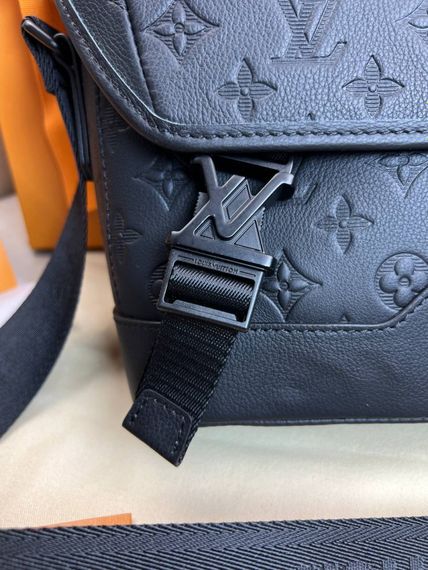 Месенджер чорна Louis Vuitton Voyager PM Monogram Shadow c872 | Зображення 1