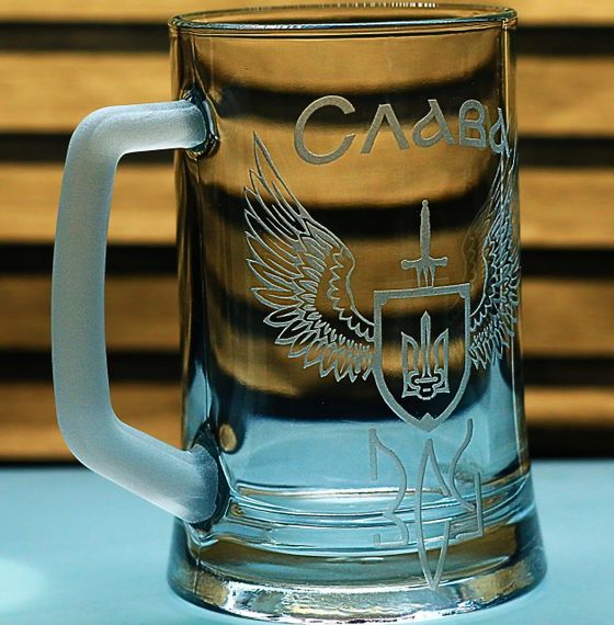 Пивний келих з ручкою 670 мл патріотичний Слава ЗСУ з гравіюванням подарунок кружка військовому | Зображення 1
