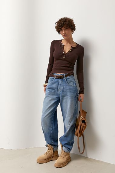 Приталений лонгслів в рубчик на кнопках - коричневий цвет, L (є розміри) | Зображення 2