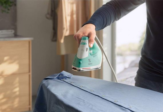 Праска Electrolux , 2200Вт, 250мл, паровий удар 90гр, нерж. сталь, зелено-білий (E5SI2-2AM) | Зображення 3