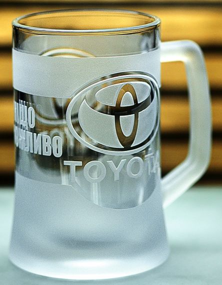 Пивний кухоль Toyota Тойота 670 мл з гравіюванням Подарунок автолюбителю  Келих з логотипом авто та легендарний слоган | Зображення 6