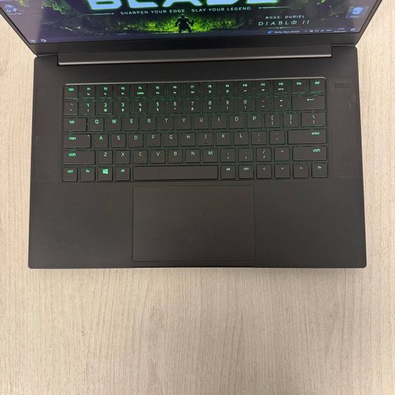 Ігровий ноутбук Razer Blade 15 RZ09-02705 / 15.6" (1920x1080) IPS / Intel Core i7-8750H (6 (12) ядер по 2.2 - 4.1 GHz) / 16 GB DDR4 / 512 GB SSD / nVidia GeForce GTX 1060 Max-Q, 6 GB GDDR5, 192-bit / WebCam б/в | Зображення 2